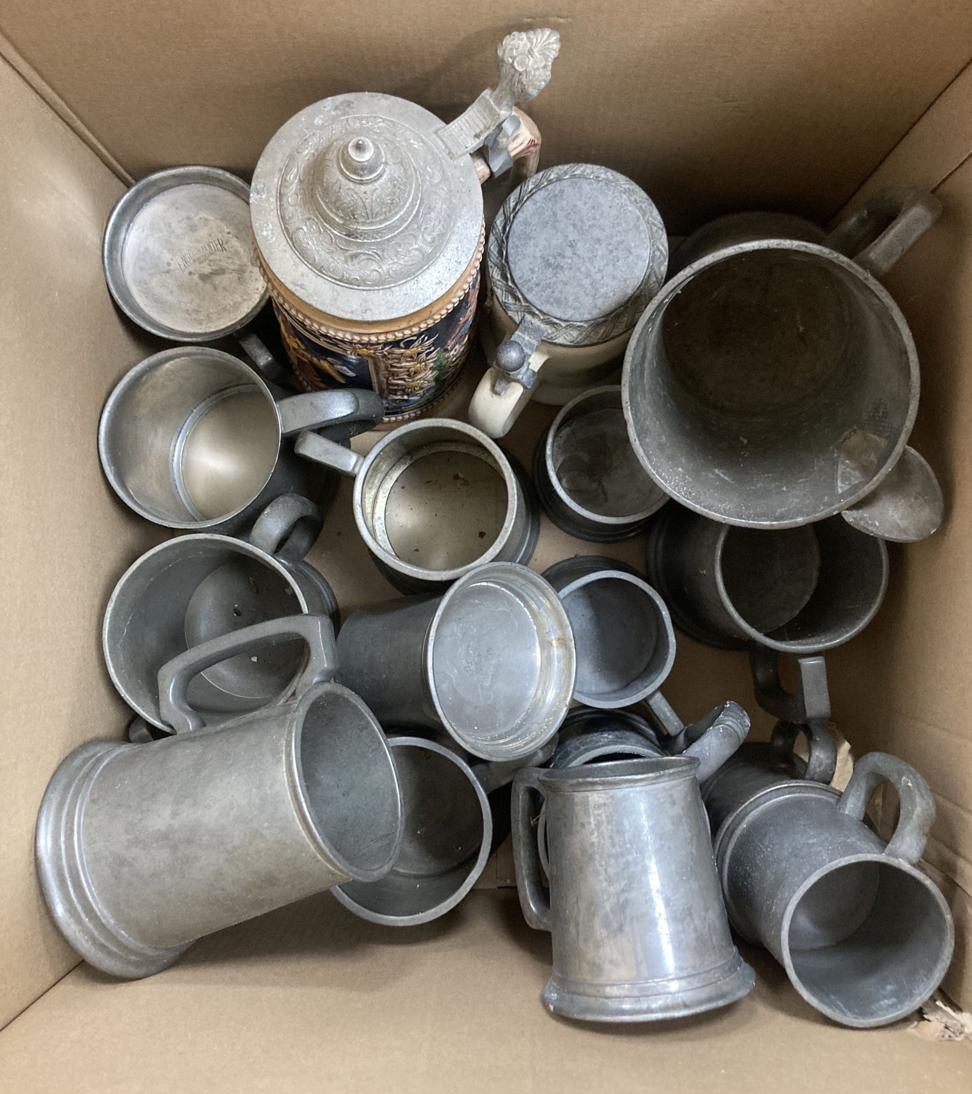 A collection Victorian and later pewter tankards, etc.